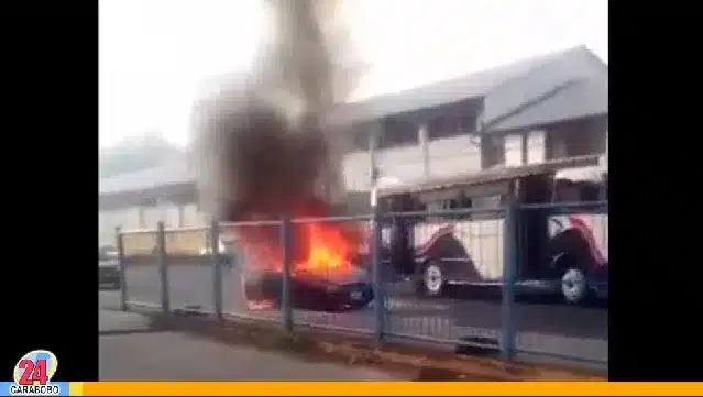 Incendio de un vehículo en La Michelena - Incendio de un vehículo en La Michelena