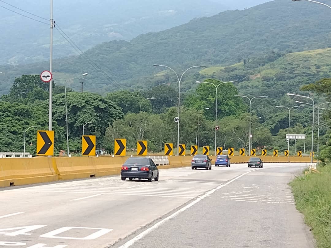 Autopista ValenciaPuerto Cabello despejada tras derrumbe