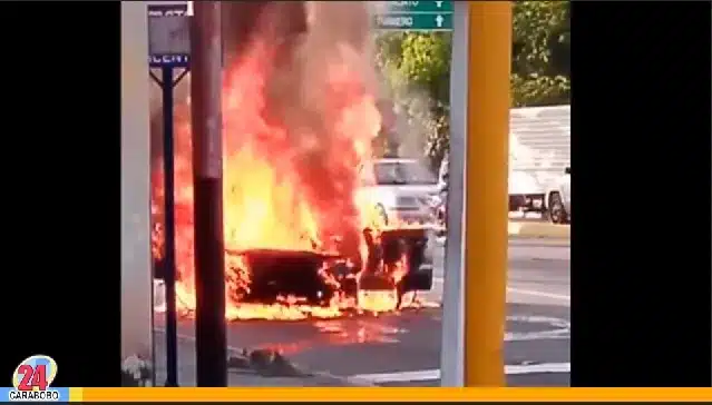 Incendio de un carro en Maracay - Incendio de un carro en Maracay