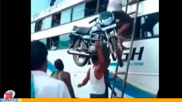 Una moto en un autobús en la India