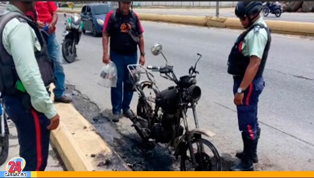 Incendio de moto en Puerto Cabello - Incendio de moto en Puerto Cabello