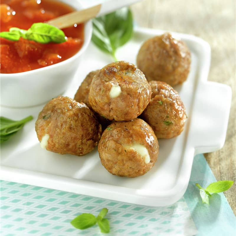 albóndigas con queso y salsa