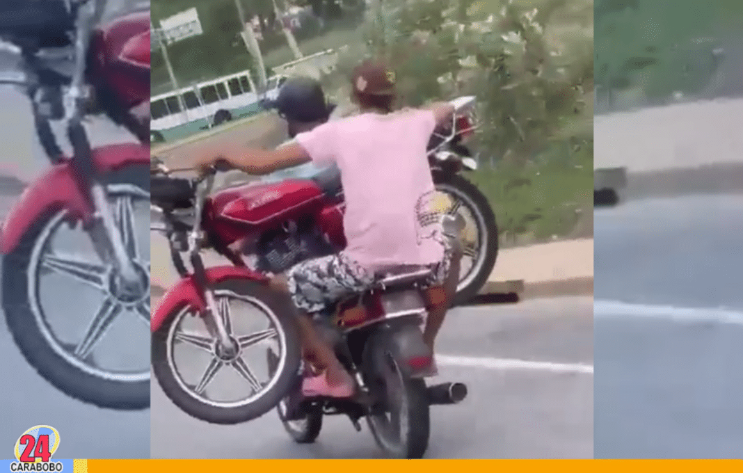 motorizados llevan una moto cargada