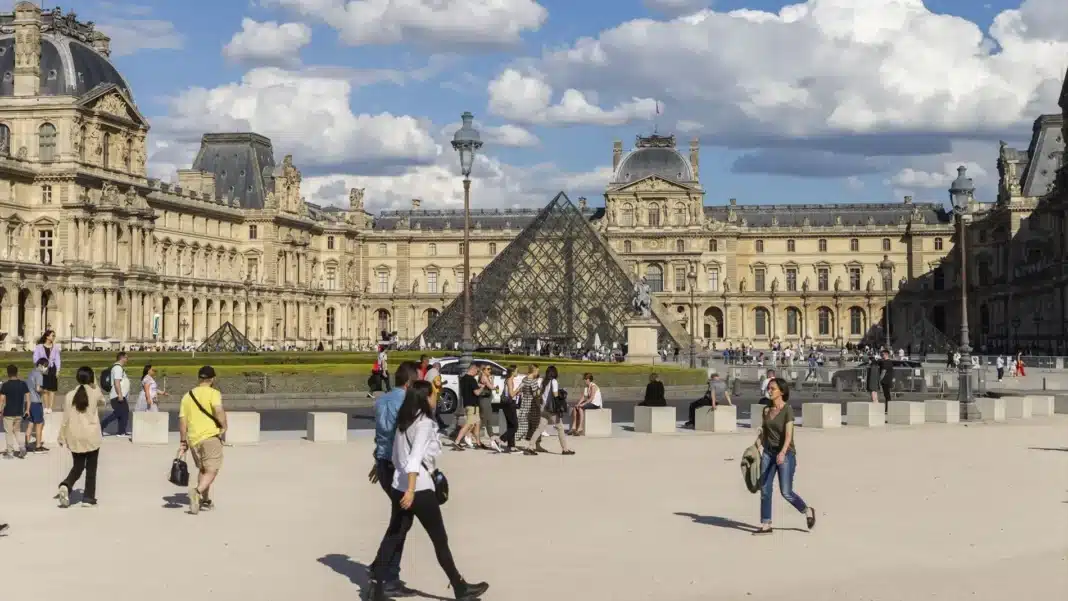 evacuaron el Museo del Louvre