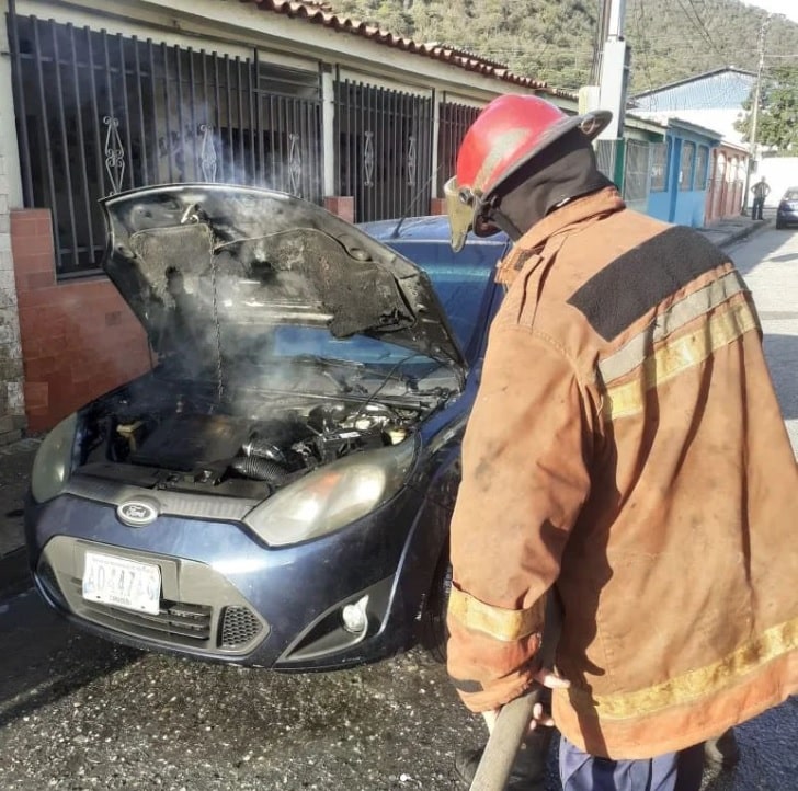 Incendio de un automóvil en Puerto Cabello - Incendio de un automóvil en Puerto Cabello