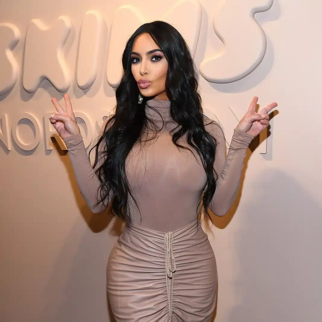Kim Kardashian pezones falsos