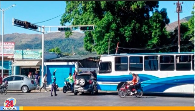 Autobús en Naguanagua colisionó con un vehículo - Autobús en Naguanagua colisionó con un vehículo