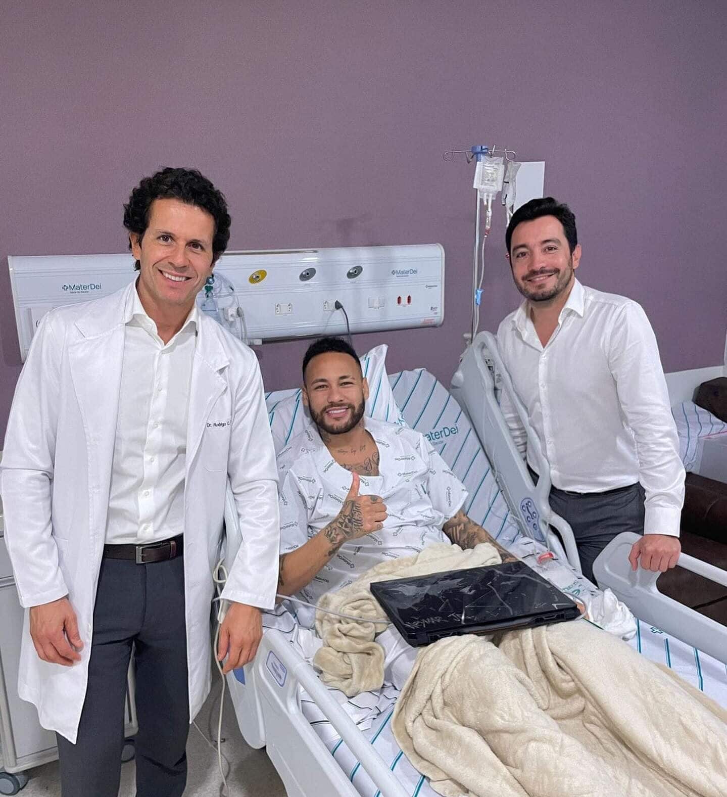 Neymar de alta operación rodilla
