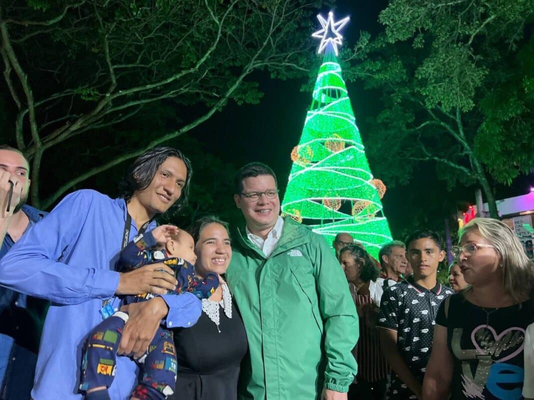Alcalde Fuenmayor encendió la Navidad en la plaza Dr. Fabián de Jesús Díaz