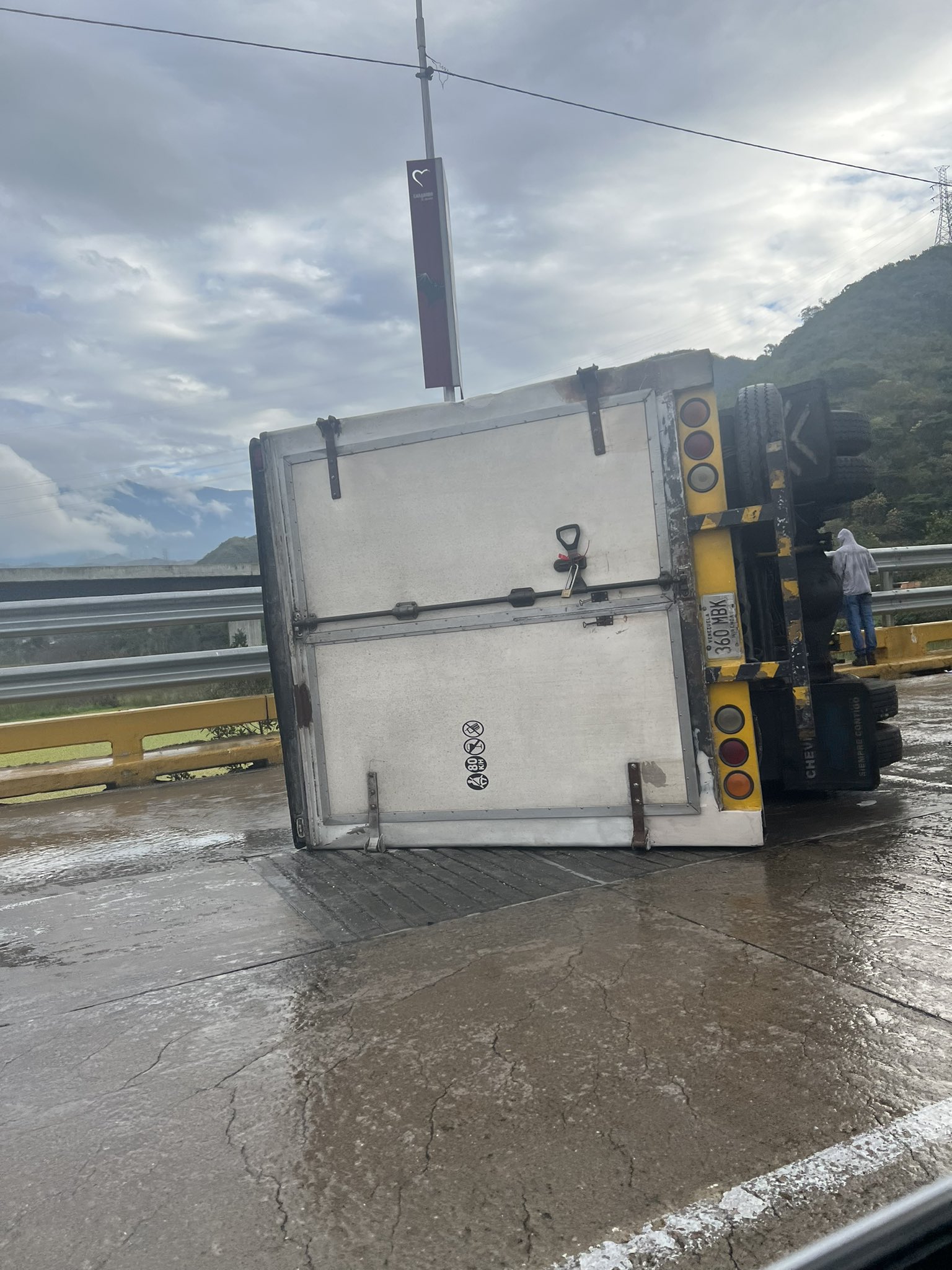 Volcamiento de un camión en el Viaducto La Cabrera - Volcamiento de un camión en el Viaducto La Cabrera