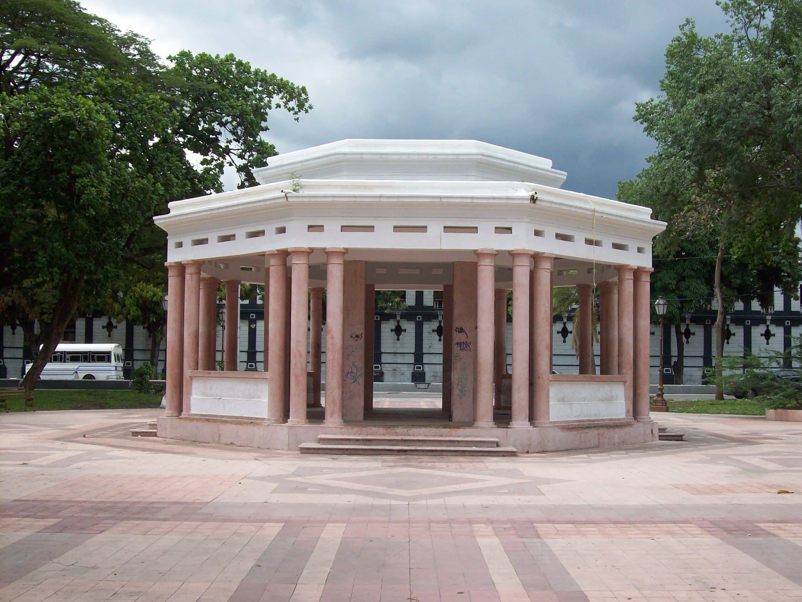 Plaza Bolívar de Maracay en enero - Plaza Bolívar de Maracay en enero