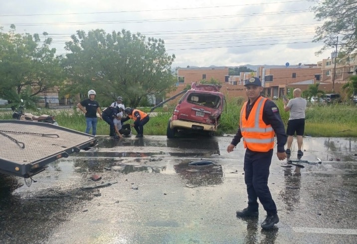 Choque múltiple frente al Sambil de Valencia