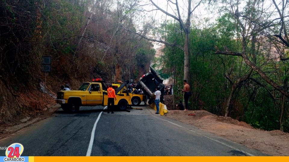 Camioneta cayó al precipicio en la carretera Ocumare Maracay - Camioneta cayó al precipicio en la carretera Ocumare Maracay