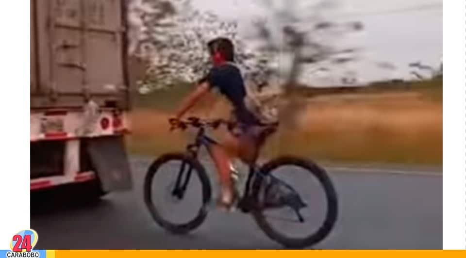 Ciclista detrás de una gandola - Ciclista detrás de una gandola