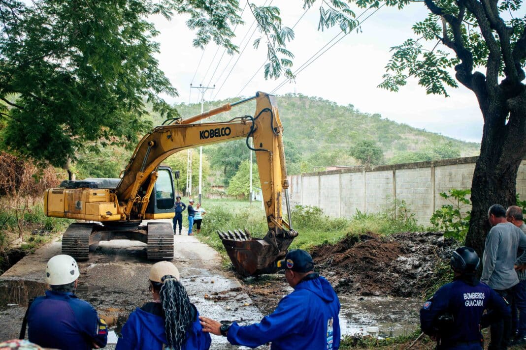 Gestión Castañeda mantiene desplegada limpieza en canales de Guacara