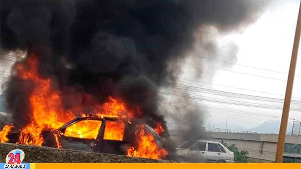 Incendio de un vehículo en el Distribuidor Firestone