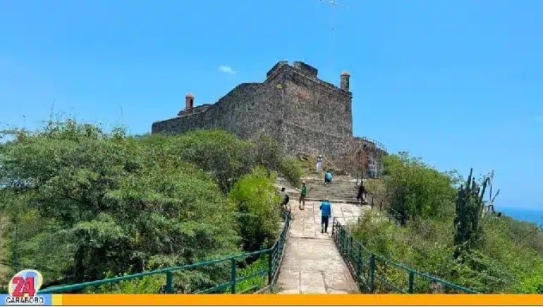 La dama y la niña en el Fortín Solano