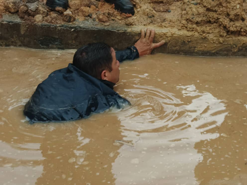 El comandante general del Cuerpo de Bomberos de Caracas Pablo Antonio Palacios, informó sobre el rescate de un motorizado que cayó en un pozo de agua en Catia, parroquia Sucre.