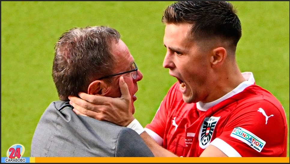 Cristoph Baumgartner celebra con el entrenador Ralf Rangnick el triunfo de Austria.