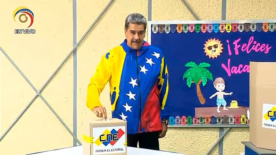 Nicolás Maduro ya ejerció su derecho al voto