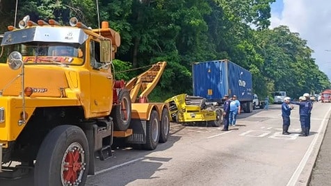 colisión de dos gandolas en la Autopista Valencia Puerto Cabello