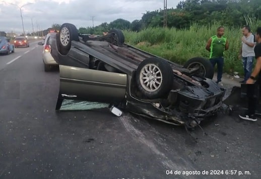 En horas de la tarde ocurrió un volcamiento en la Autopista Sur. Fotos: Invialca.