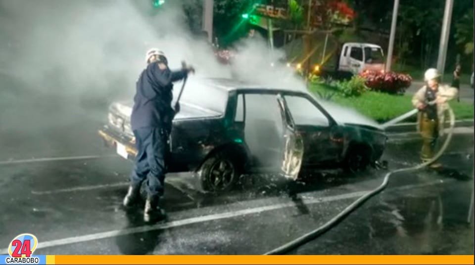 Incendio de un vehículo en la Autopista del Este