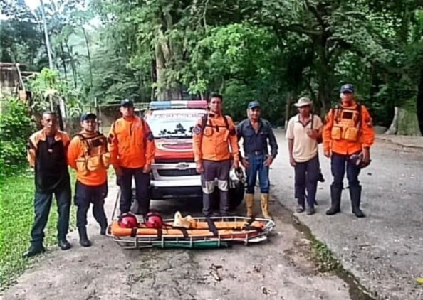 Rescatan con vida a un abuelo en Aragua