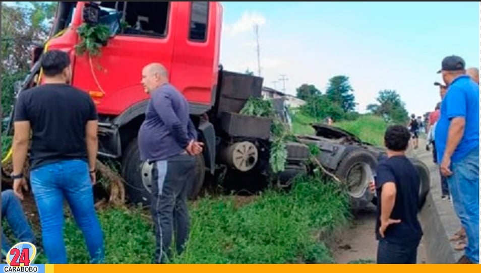 Encunetamiento de una gandola en la Autopista Sur