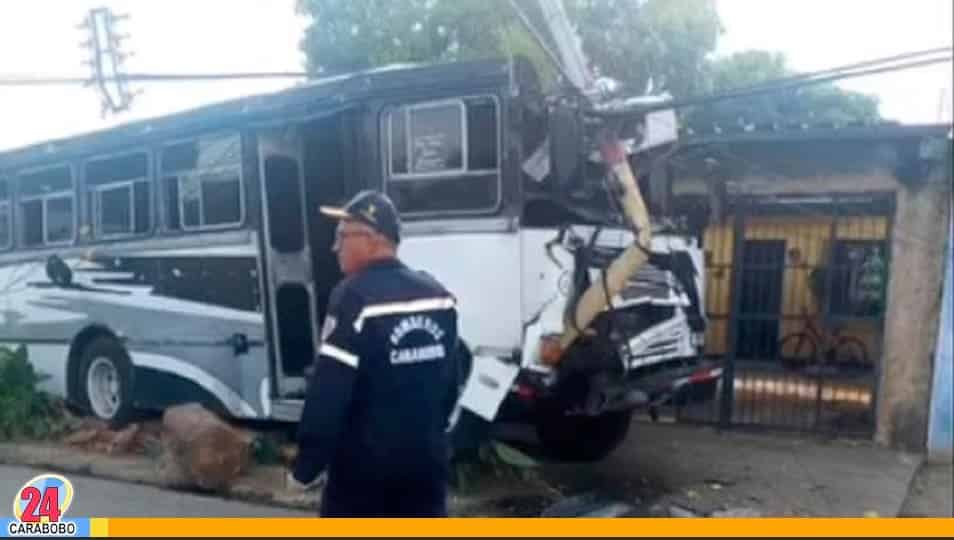 Buseta chocó contra un poste en las Parcelas del Socorro