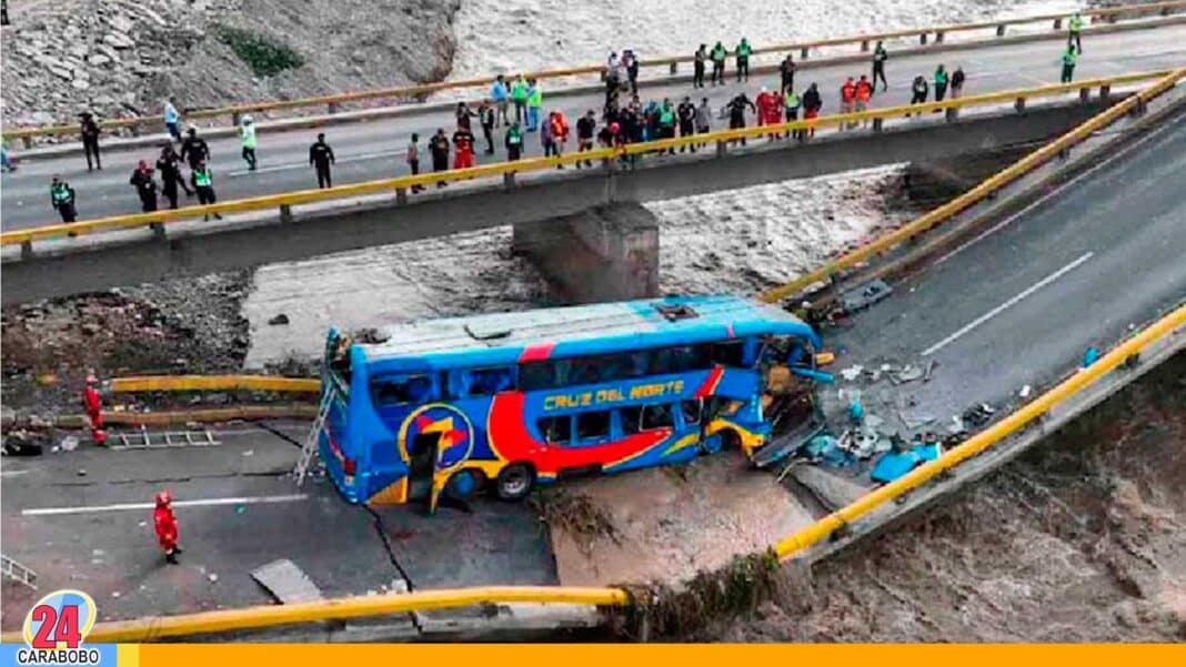 Autobús cayó río Perú