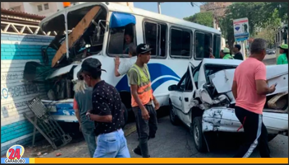 Colisión de buseta y vehículo