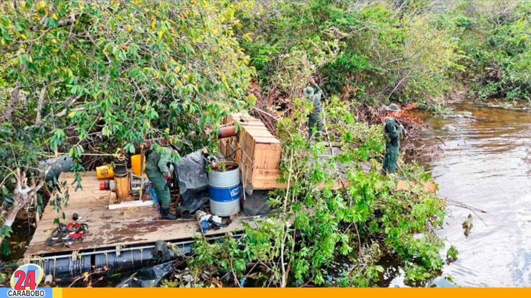 FANB destruye dos balsas mineras