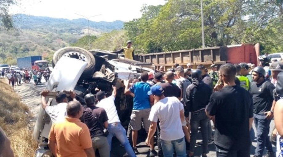 Gandola volcó en la Autopista Valencia Puerto