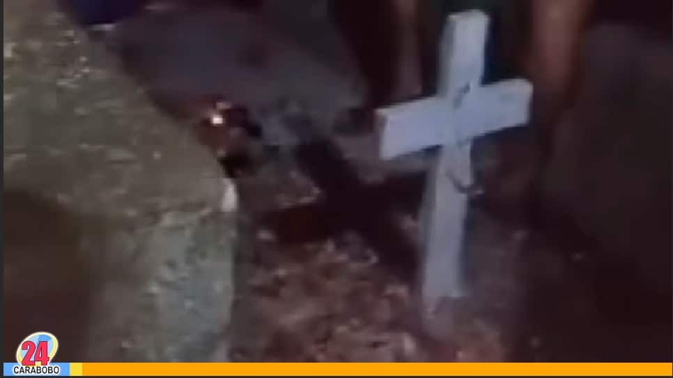 Sorprendidas personas en un cementerio