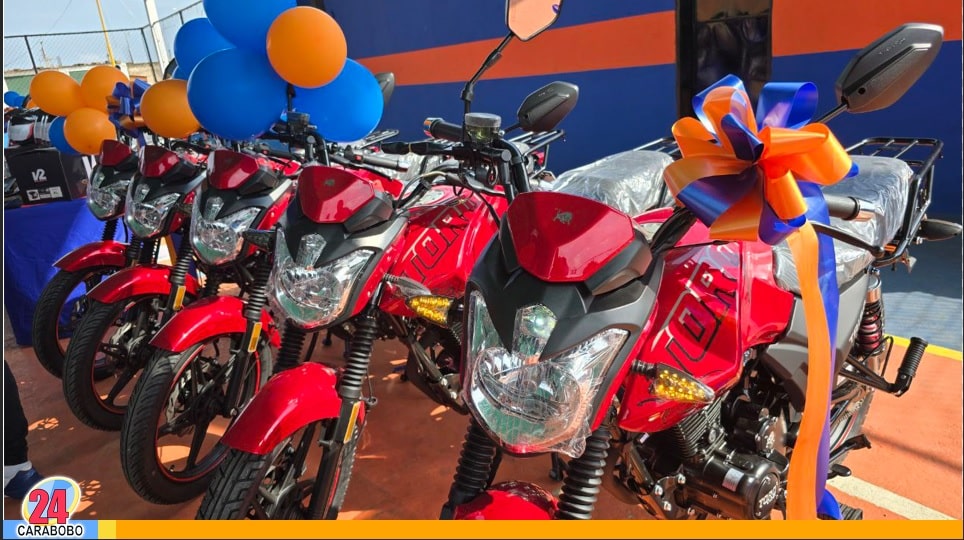 Alcaldesa Dina Castillo entregó 10 motos