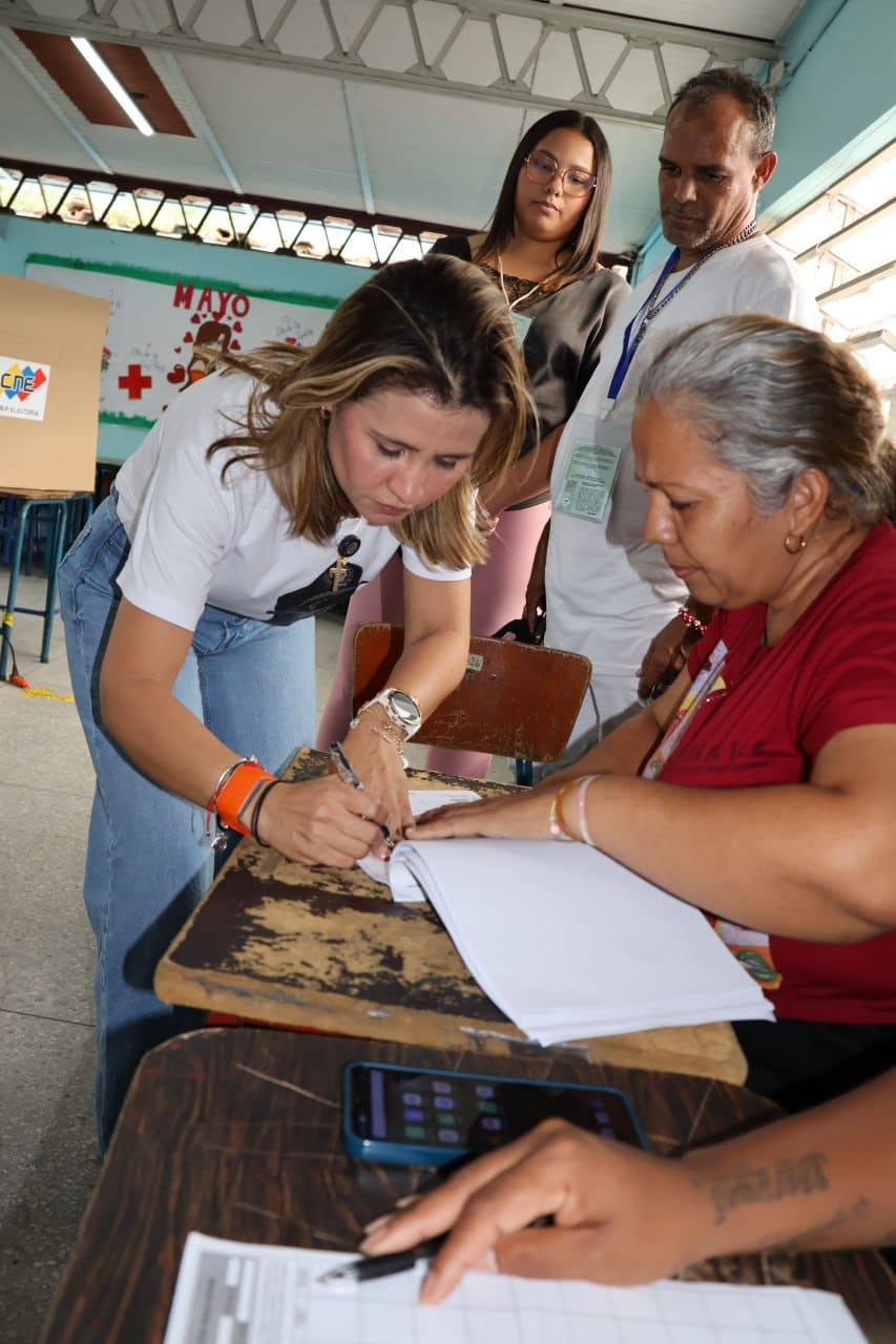 Alcaldesa Dina Castillo ejerció su voto