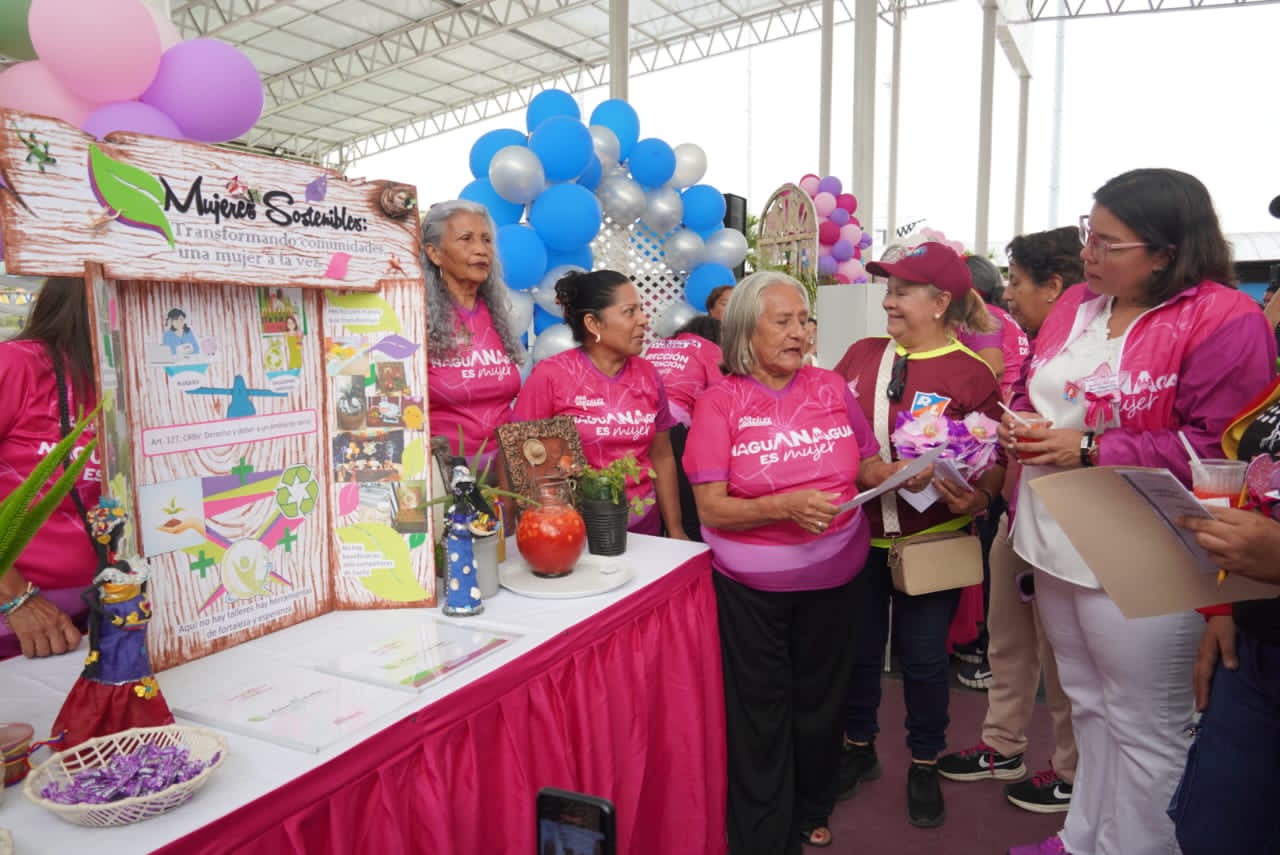 Alcaldesa Ana González certificó a mujeres