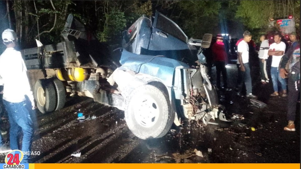Choque entre un autobús y un camión
