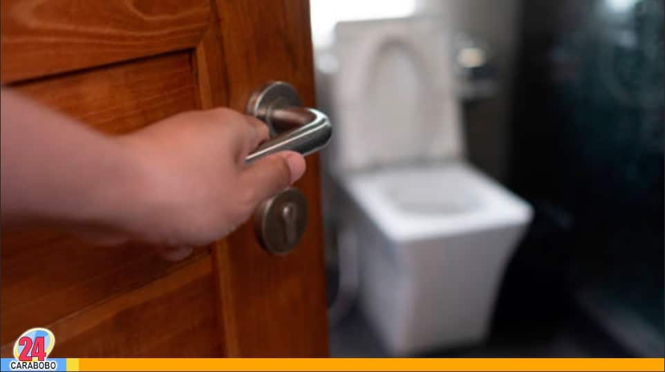 mantener la puerta del baño cerrada