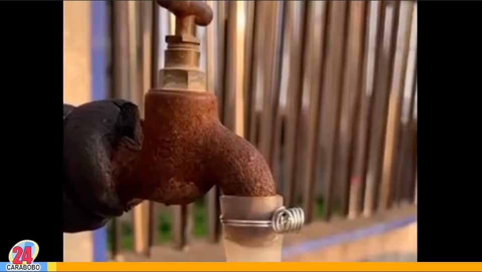 Una abrazadera con alambre