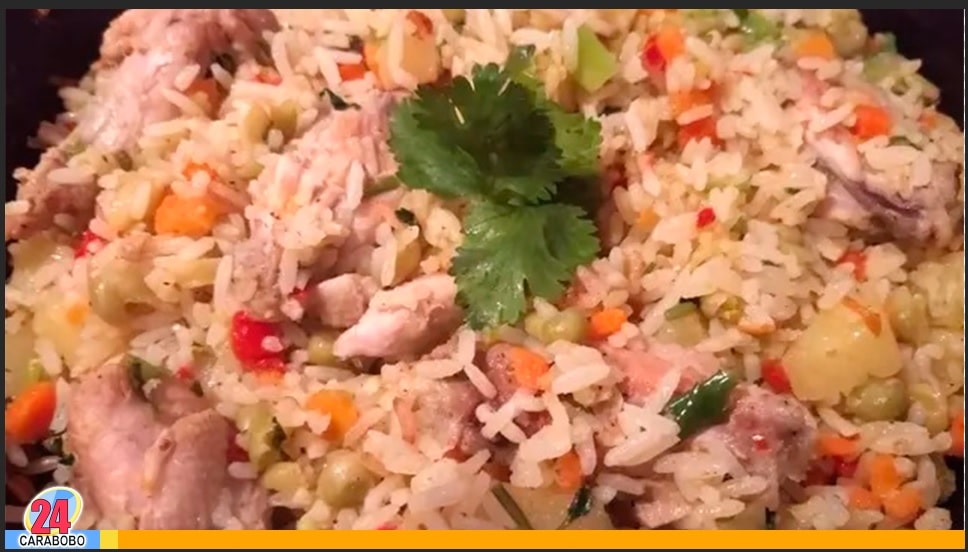 arroz salteado con pollo y vegetales