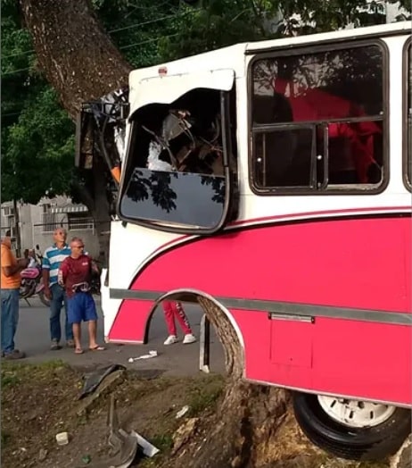 Encava impactó contra un árbol en Maracay