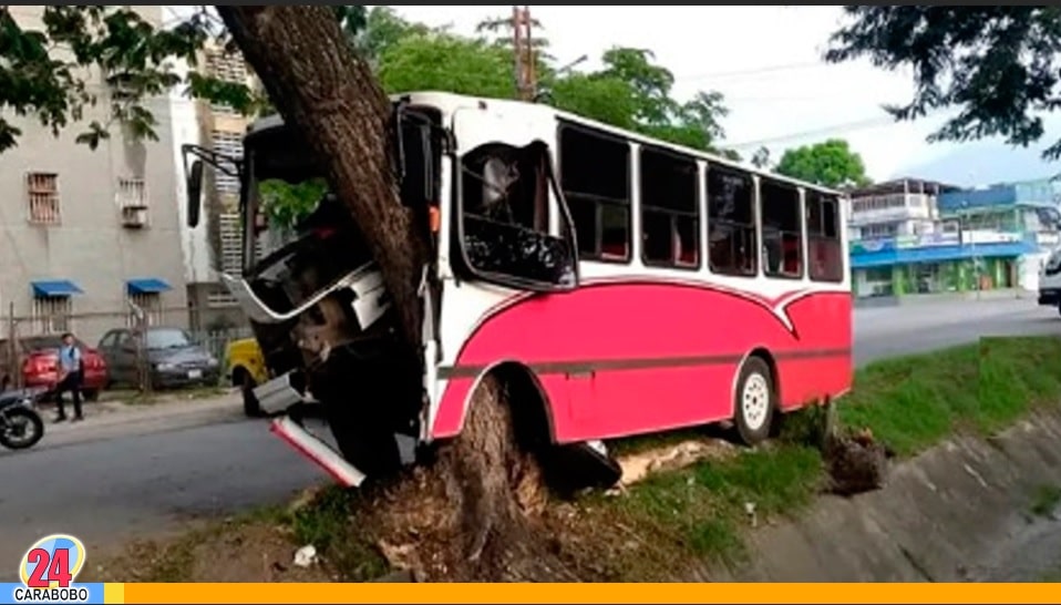 Encava impactó contra un árbol en Maracay
