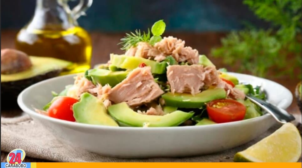 Ensalada de aguacate con atún