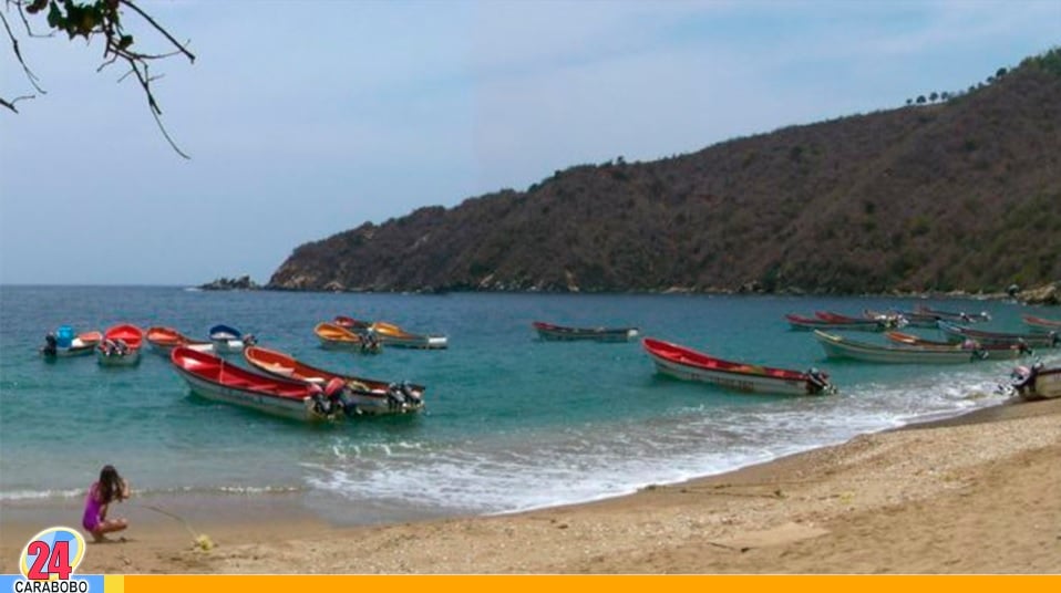 Tres pescadores en la costa de Aragua