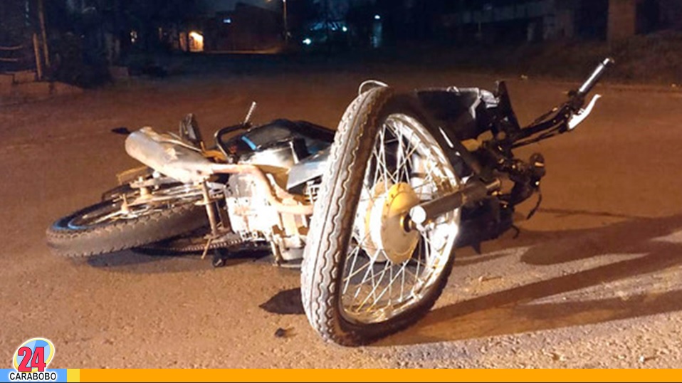 Perdió la vida al caer de su moto