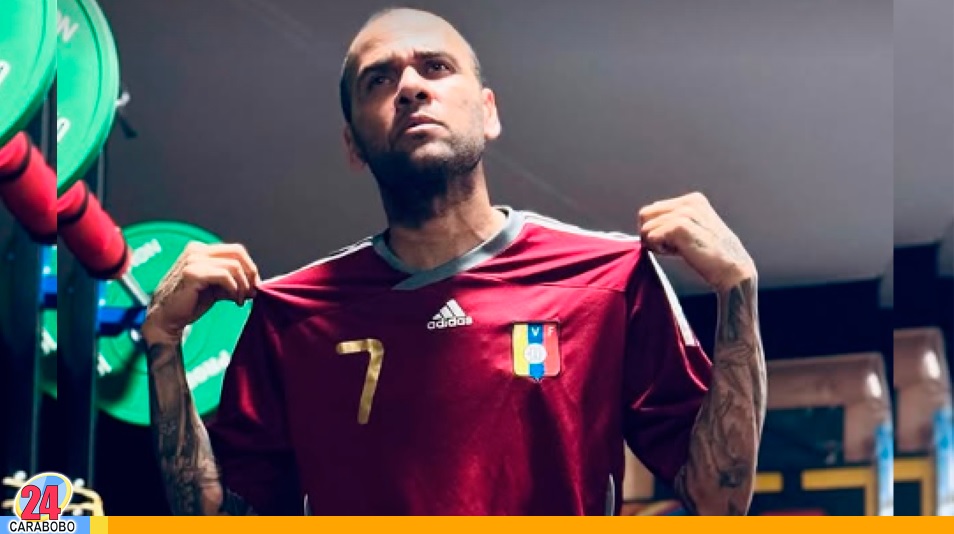 Dani Alves con la camiseta Vinotinto