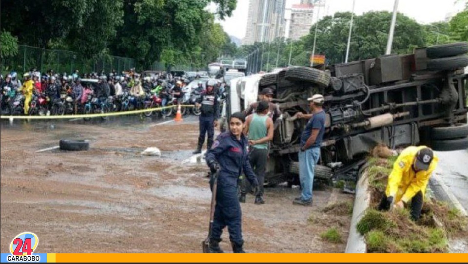 Volcamiento en Autopista de Caracas