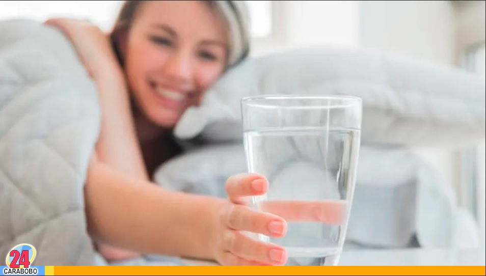 Beneficios de beber agua en la mañana
